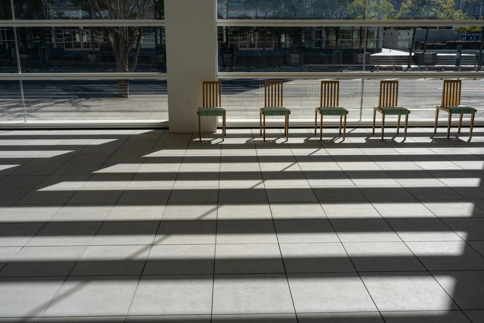 a row of chairs sitting on top of a tiled floor